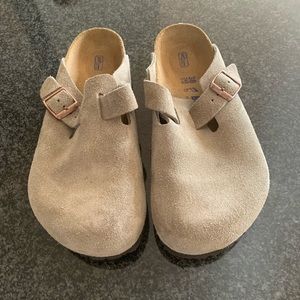 Birkenstock tan suede clogs - size 38